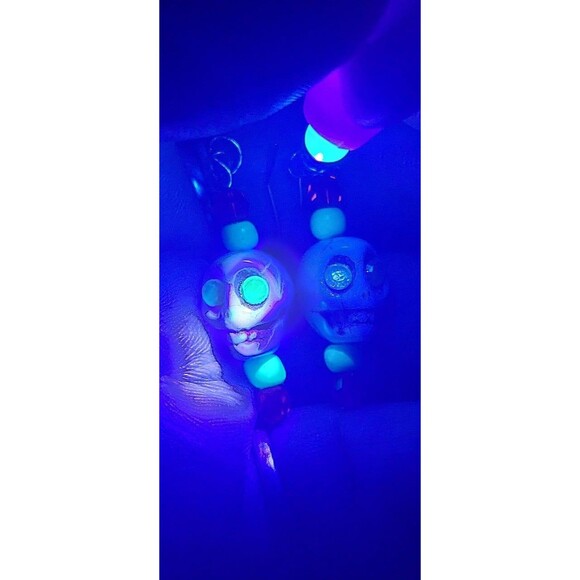Halloween howlite skull earrings with uranium rhinestones and uv reactive beads - Picture 10 of 12
